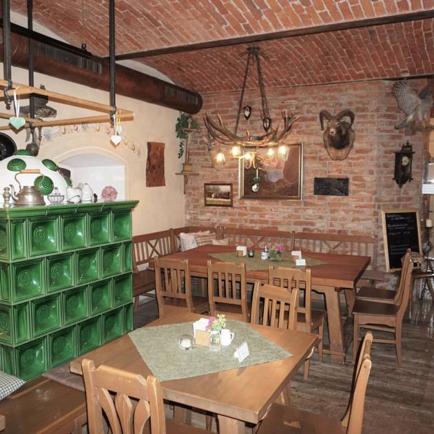 Gedeckter Tisch mit Blumenschmuck